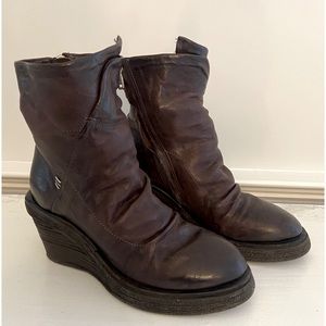 AS 98 Egglplant-colored Booties